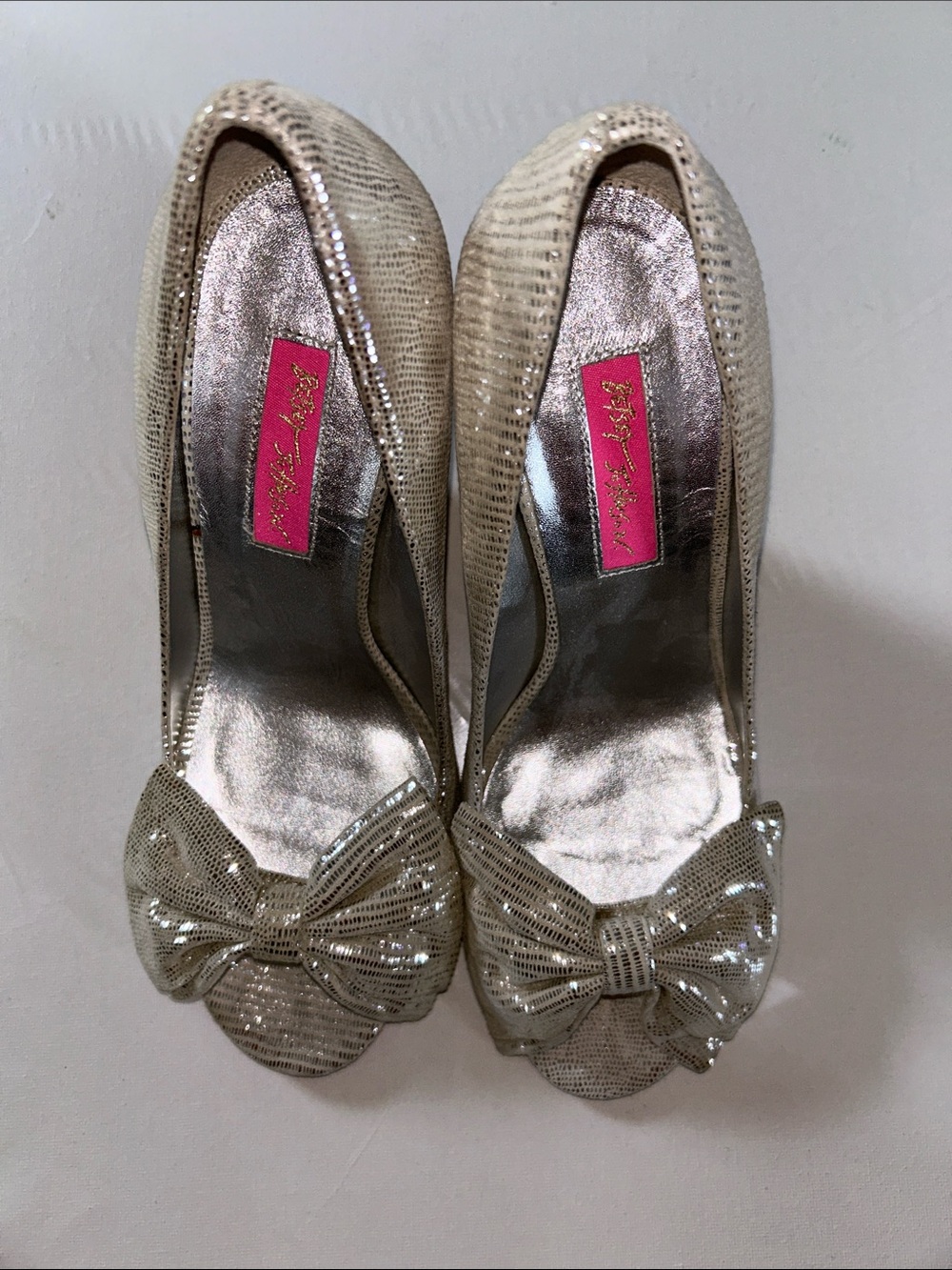 NWOB Betsey Johnson Florence Silver Bow Peep Toe Wedges - Metallic Textured - Picture 3 of 9